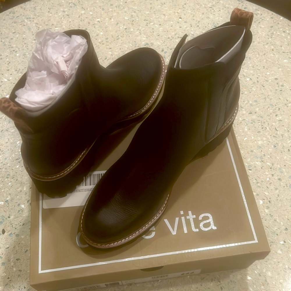 Black leather “Chelsea” ankle boot. Lug sole. Size 10. Worn once.